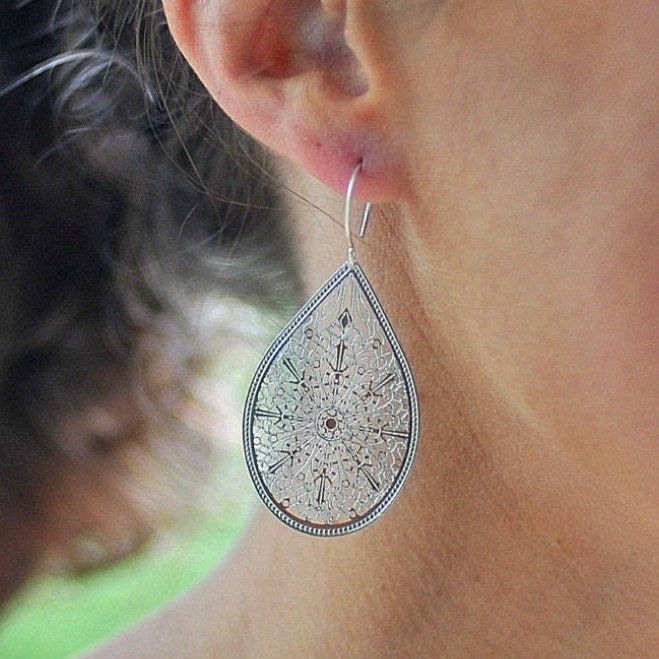 Lightweight Silver Teardrop Filigree Earring